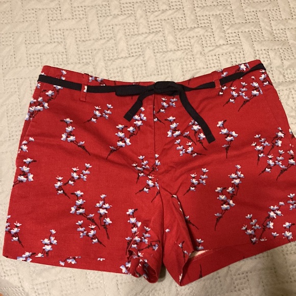 Red tie-waist floral shorts - Picture 6 of 7